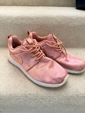 Nike Pink Women's Lightweight Athletic Sneakers